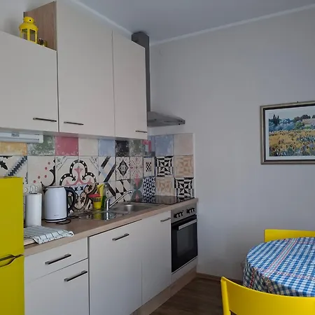 Orange Apartment *