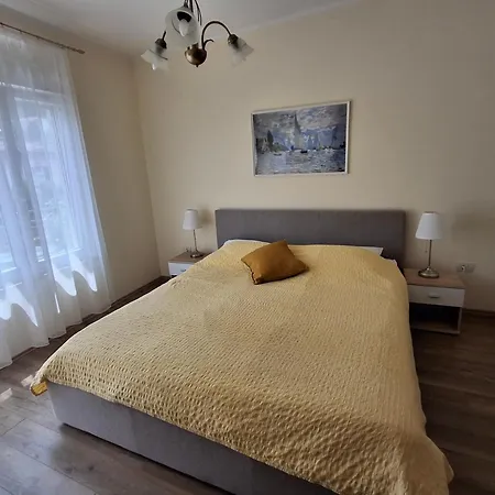 Orange Apartment *