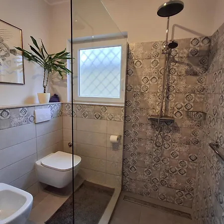 Orange Apartment *